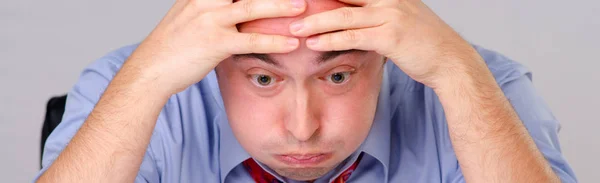 Preoccupato e stressato uomo d'affari tenendo la testa — Foto Stock