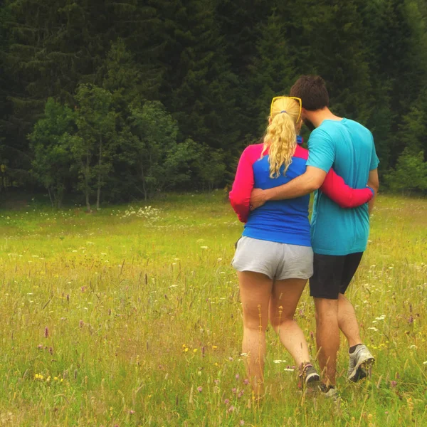 Joven pareja caminando en la naturaleza —  Fotos de Stock