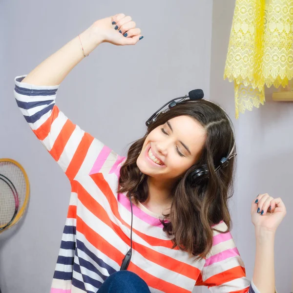 Hermosa adolescente escuchando la música a través de auriculares —  Fotos de Stock