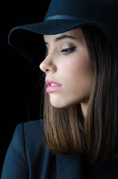 Ritratto della bella ragazza elegante in giacca nera e cappello nero — Foto Stock