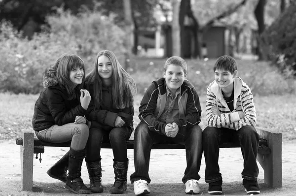 Quatre amis adolescents s'amusent dans le parc — Photo