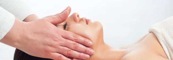 Mujeres jóvenes recibiendo un masaje facial — Foto de Stock