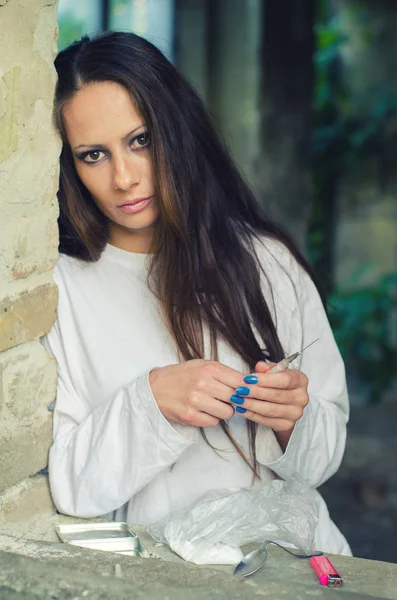Unga kvinnliga heroinmissbrukare i övergiven byggnad. — Stockfoto