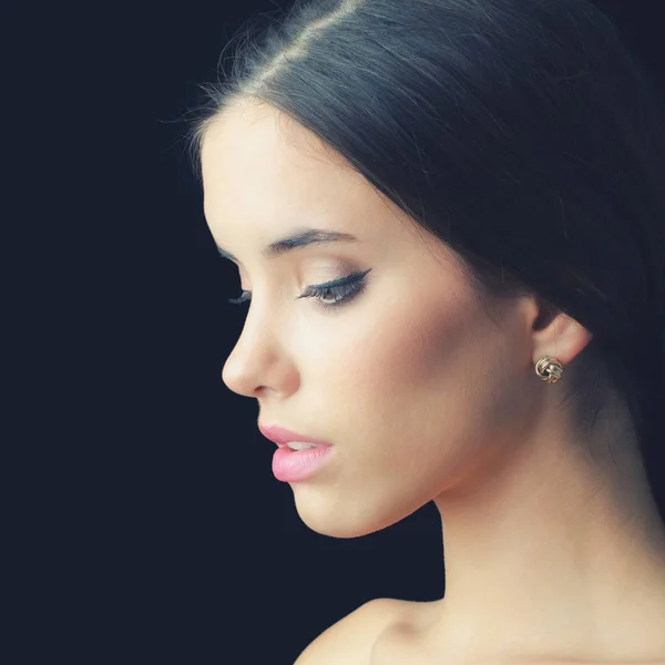 Portrait of beautiful elegant young woman isolated on black background — Stock Photo, Image