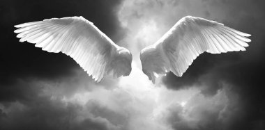 Angel wings ile fırtınalı gökyüzü ve bulutlar siyah ve beyaz renklerde arka plan