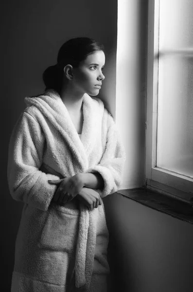 Young sad girl, cancer patient looking through hospital window — Stock Photo, Image
