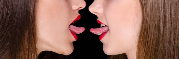 Zwei schöne homosexuelle Mädchen intim isoliert auf schwarzem Hintergrund — Stockfoto