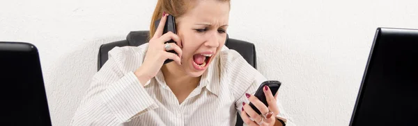 Business woman screaming in frustration — Stock Photo, Image