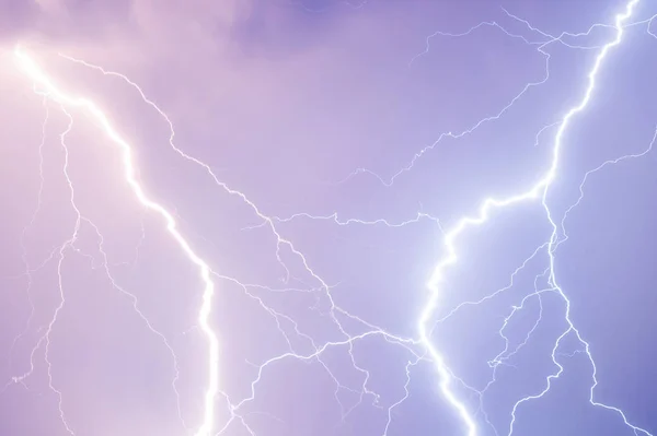 Zomer storm met donder, bliksemschichten en regen — Stockfoto