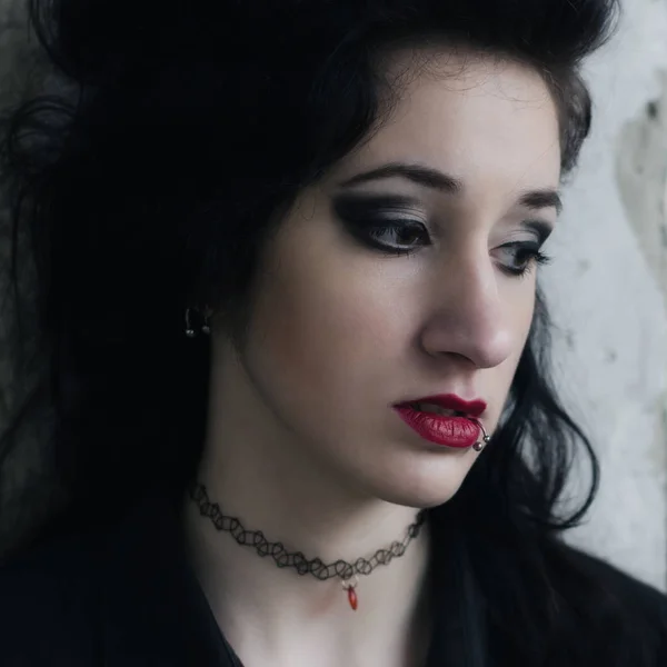 Portrait of beautiful lonely and sad goth girl outdoor in autumn — Stock Photo, Image