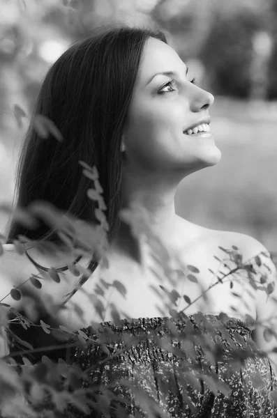 Beautiful girl walking in the forest on sunny spring day in black and white — Stock Photo, Image