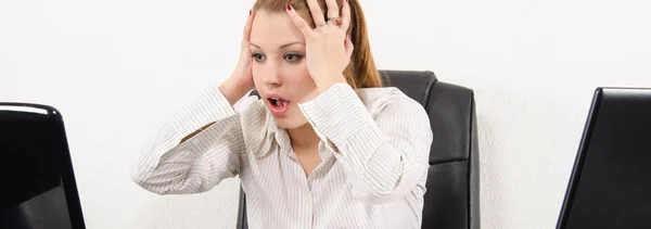 Έκπληκτος επιχειρήσεων γυναίκα multitasking σε δύο φορητούς υπολογιστές σε αυτήν της — Φωτογραφία Αρχείου