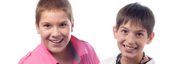 Dos chicos adolescentes mejores amigos sonriendo aislados sobre fondo blanco — Foto de Stock