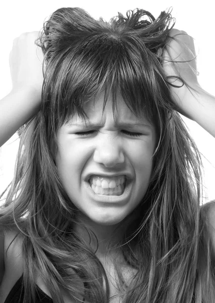 Θυμωμένος εφηβικό κορίτσι ουρλιάζοντας απομονώνονται σε λευκό παρασκήνιο στο μπλα — Φωτογραφία Αρχείου