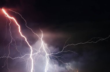 getirerek thunder, Lightning'ler ve fırtına ağır bulutlar