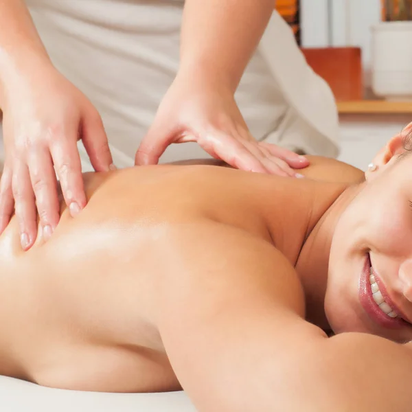 Giovane bella ragazza ottenere massaggio alla schiena — Foto Stock