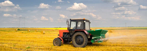 Abono de pulverización de tractores en el campo agrícola después de la cosecha —  Fotos de Stock