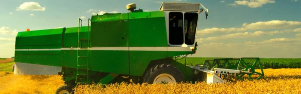 Mietitrebbia su un campo di grano — Foto Stock