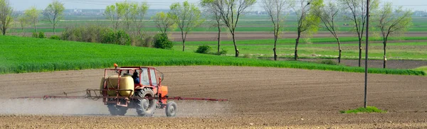 Tracteur aspergeant de pesticides contre les insectes — Photo