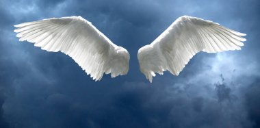 Angel wings ile fırtınalı gökyüzü arka plan
