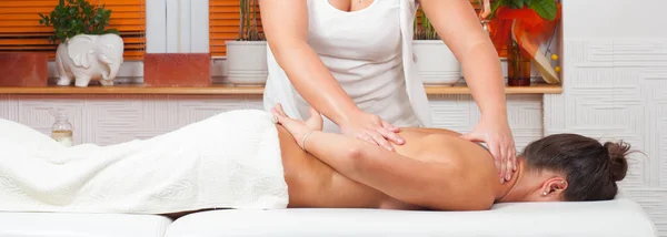 Jovem mulher recebendo massagem profissional nas costas — Fotografia de Stock
