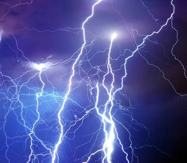 Ağır fırtına gök gürültüsü, Lightning'ler ve yağmur getiren
