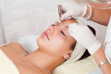 Kadın kendini güzellik spa içinde güzelleştirici