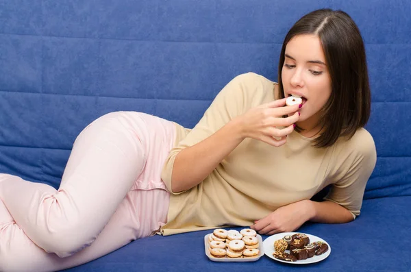 Wanita muda makan kue cokelat . — Stok Foto