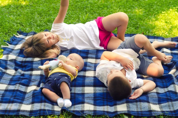 Crianças Felizes Divertindo Cobertor Meio Prado Verão — Fotografia de Stock