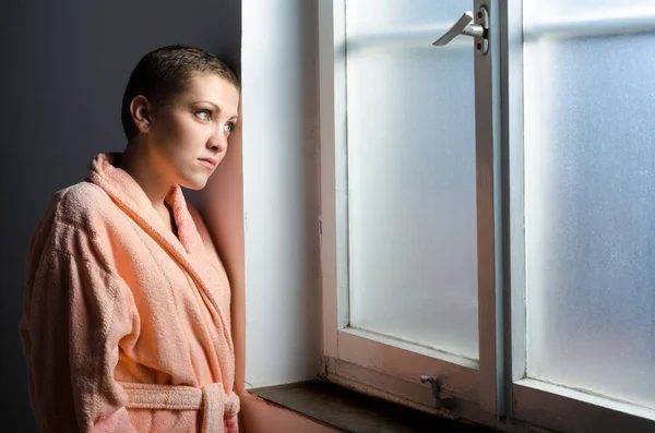 Paciente joven con cáncer femenino en el hospital — Foto de Stock