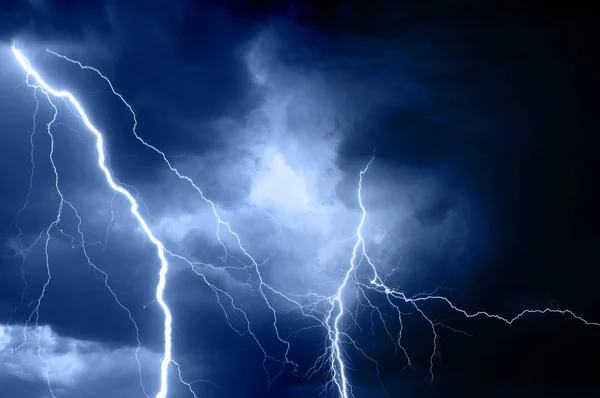 Gök gürültüsü, Lightning'ler ve yağmur getiren yaz fırtınası — Stok fotoğraf
