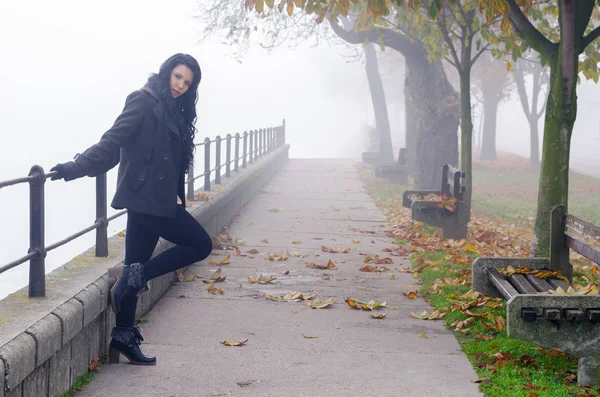 Jeune femme en plein air le jour d'automne brumeux — Photo