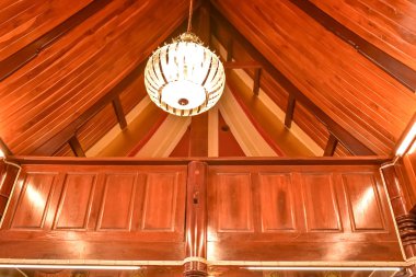 Ahşap çatı altında lamba