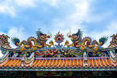 Dvojité čínský drak na střeše chrámu