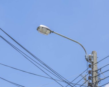 Elektrik hattı, sokak ile mavi arka plan ışık güç