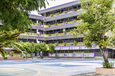 Ağaçlar okul ve basketbol Bangkok 28 Mayıs 2017