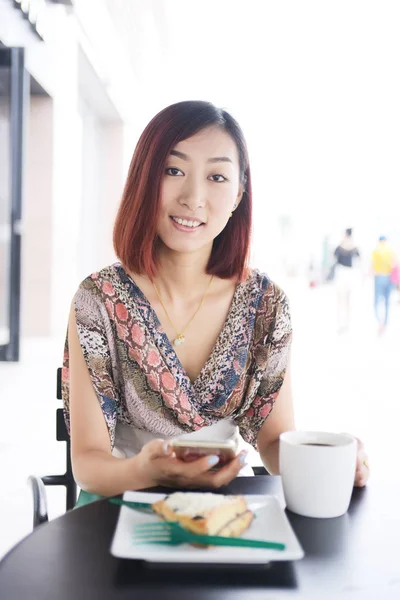 kamera gülüşe arayan kadın