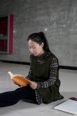 Kadın üniversite öğrencileri okuma