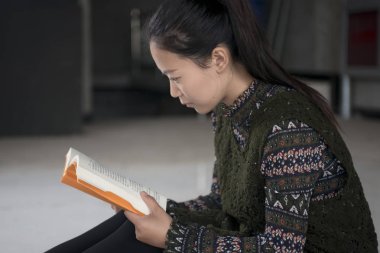 Kadın üniversite öğrencileri okuma