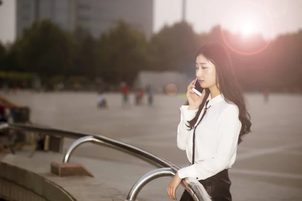 Femme parlant au téléphone — Photo