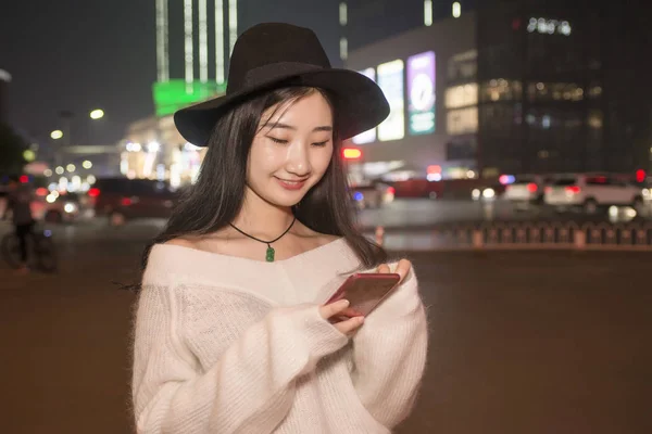 漂亮的女人玩手机 — 图库照片