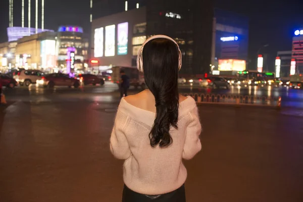 夜美丽的女孩回到繁忙的街道 — 图库照片