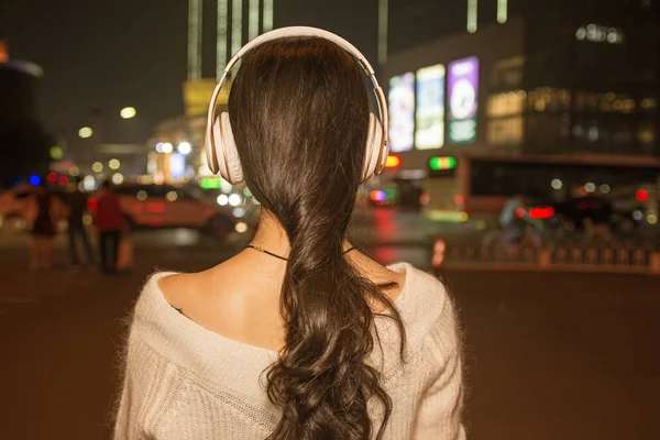 Night beautiful girl back in busy streets — Stock Photo, Image