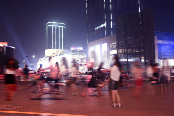 Пешеходы на улице ночью
