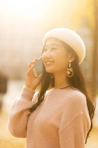 With the beret girl is on the phone. — Stock Photo, Image