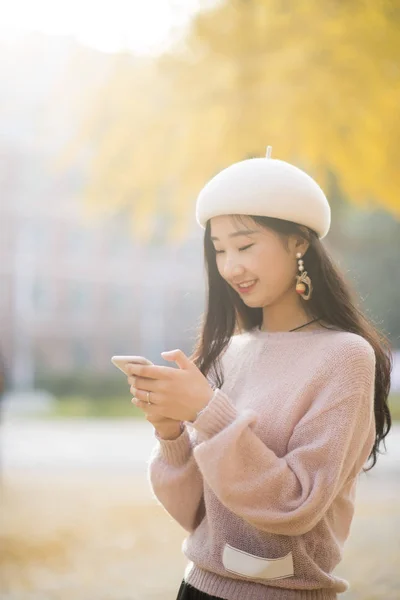 El uso de teléfonos móviles chica en el campus — Foto de Stock
