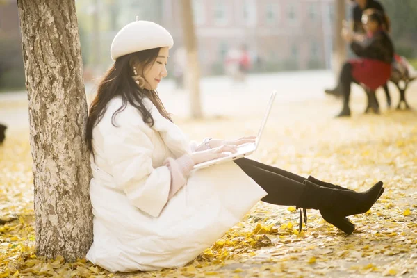 Femme utilisant un ordinateur tablette dans le parc — Photo