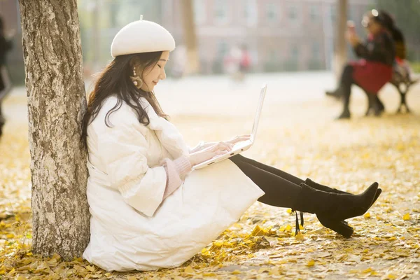 Mulher usando computador tablet no parque — Fotografia de Stock