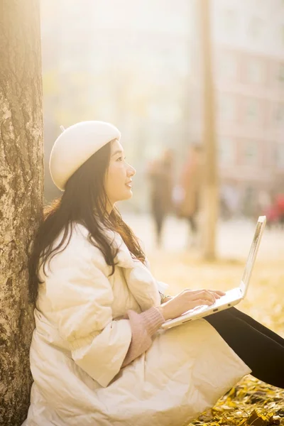 公園でタブレットを使っている女性は — ストック写真