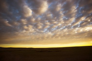 Gündoğumu ve gökyüzü bulutlar